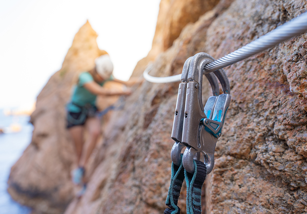 karabiner eines kletterseils